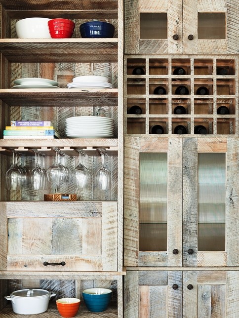 Bild på ett litet maritimt kök, med skåp i shakerstil, en köksö, skåp i slitet trä, träbänkskiva, skiffergolv, en rustik diskho, flerfärgad stänkskydd, stänkskydd i glaskakel, rostfria vitvaror och flerfärgat golv