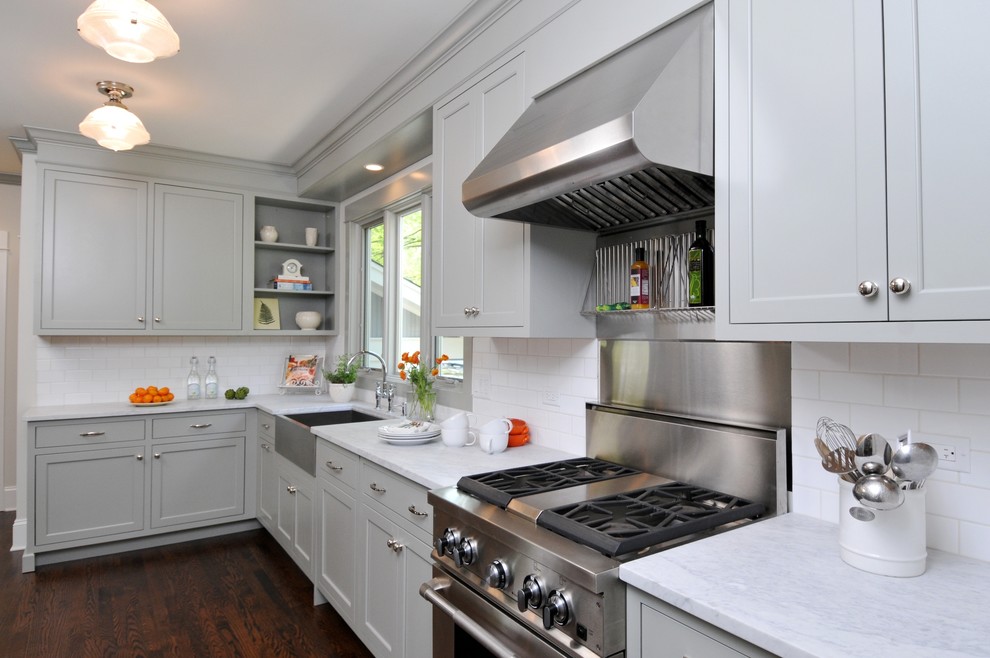 Foto di una cucina parallela tradizionale chiusa e di medie dimensioni con elettrodomestici in acciaio inossidabile, paraspruzzi con piastrelle diamantate, lavello stile country, top in marmo, ante in stile shaker, paraspruzzi bianco, parquet scuro, nessuna isola e ante grigie