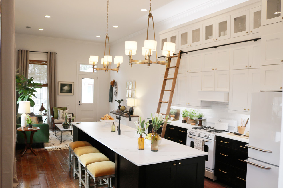 Foto de cocina lineal clásica renovada pequeña abierta con fregadero sobremueble, armarios estilo shaker, puertas de armario blancas, encimera de mármol, salpicadero blanco, salpicadero de azulejos de cerámica, electrodomésticos blancos, suelo de madera en tonos medios y una isla