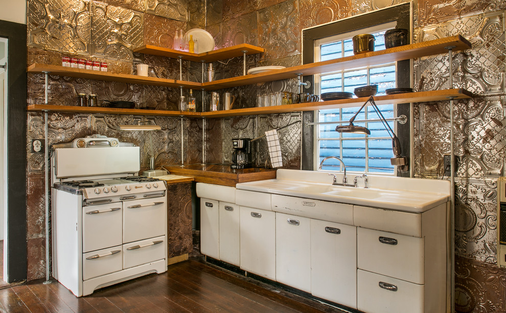 Idéer för att renovera ett eklektiskt l-kök, med en dubbel diskho, släta luckor, vita skåp, stänkskydd med metallisk yta, stänkskydd i metallkakel, vita vitvaror, mörkt trägolv och brunt golv