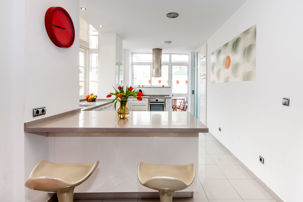 This is an example of a contemporary kitchen in Malaga.
