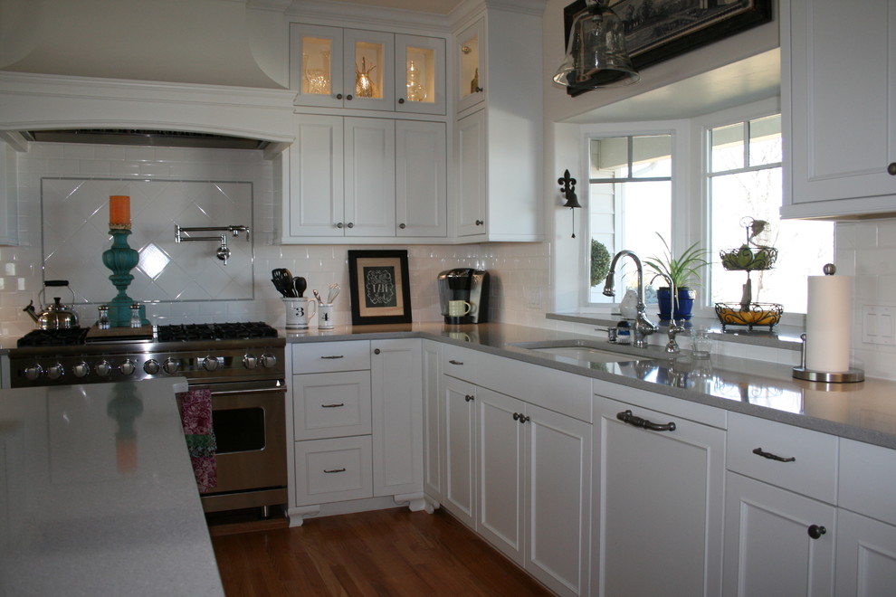 Esempio di una cucina chic di medie dimensioni con lavello sottopiano, ante lisce, ante bianche, top in superficie solida, elettrodomestici colorati e parquet scuro