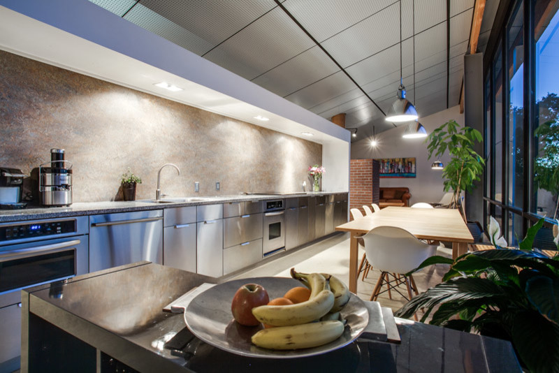 Inredning av ett modernt mellanstort kök, med en dubbel diskho, släta luckor, skåp i rostfritt stål, granitbänkskiva, flerfärgad stänkskydd, rostfria vitvaror och linoleumgolv