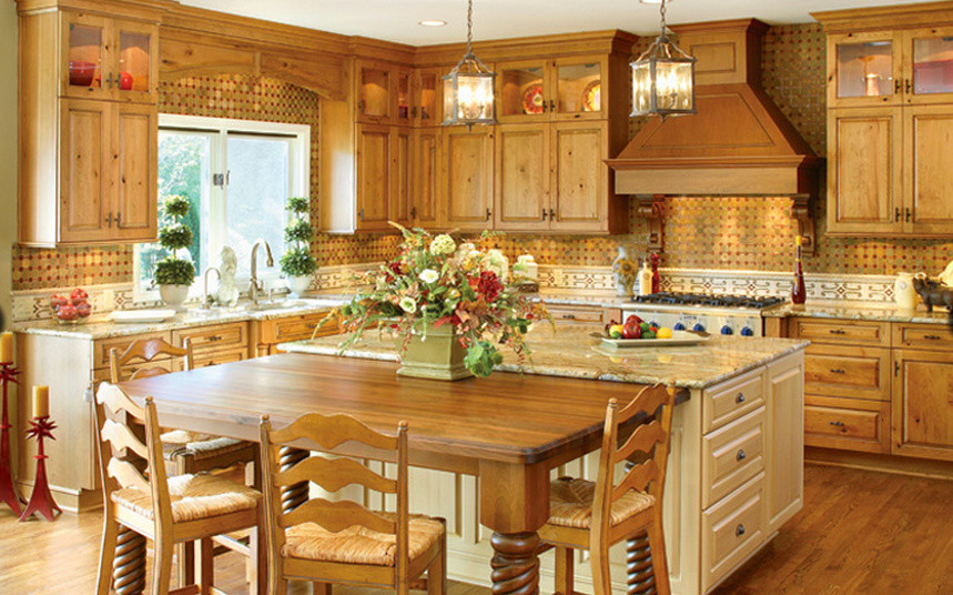 Exempel på ett stort amerikanskt kök, med en undermonterad diskho, luckor med upphöjd panel, skåp i mellenmörkt trä, granitbänkskiva, flerfärgad stänkskydd, stänkskydd i mosaik, rostfria vitvaror, mellanmörkt trägolv, flera köksöar och brunt golv