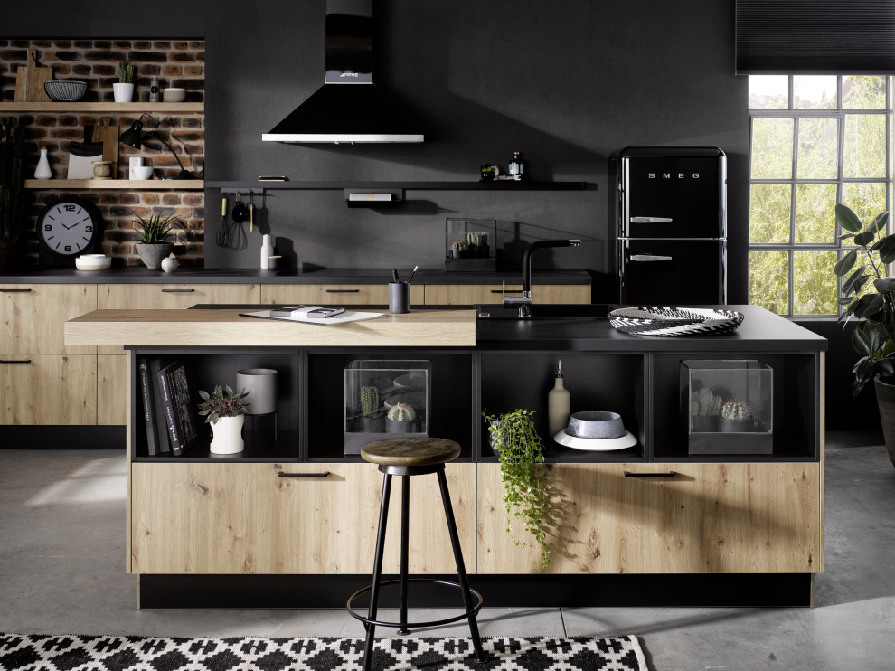 Große Moderne Wohnküche mit hellen Holzschränken, Kücheninsel und grauem Boden in Kent