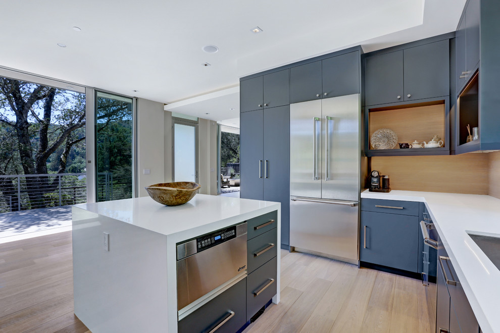 Moderne Küche mit flächenbündigen Schrankfronten, grauen Schränken, Quarzwerkstein-Arbeitsplatte, Küchengeräten aus Edelstahl, hellem Holzboden und Kücheninsel in San Francisco