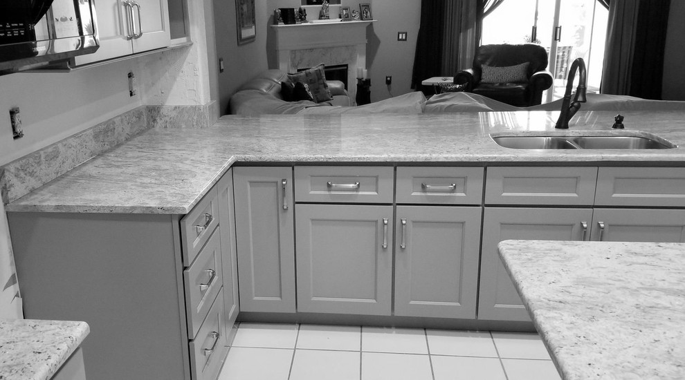 Idéer för ett modernt grå kök och matrum, med en dubbel diskho, granitbänkskiva och en köksö