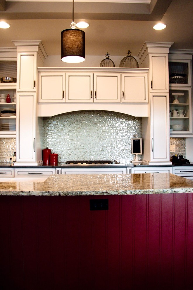 Inredning av ett klassiskt kök, med en rustik diskho, släta luckor, röda skåp, granitbänkskiva, beige stänkskydd, stänkskydd i glaskakel och rostfria vitvaror
