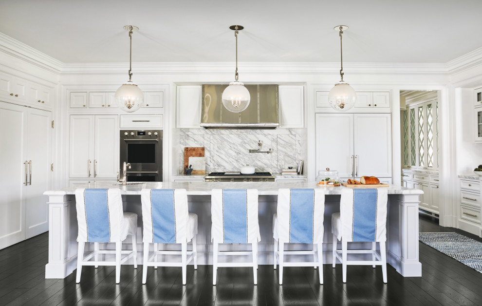 Inspiration för ett mellanstort vintage vit vitt kök, med en enkel diskho, luckor med profilerade fronter, vita skåp, marmorbänkskiva, vitt stänkskydd, stänkskydd i sten, integrerade vitvaror, mörkt trägolv, en köksö och brunt golv