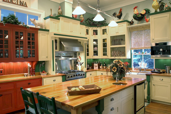 Идея дизайна: п-образная кухня-гостиная в стиле кантри с с полувстраиваемой мойкой (с передним бортиком), фасадами с утопленной филенкой, бежевыми фасадами, деревянной столешницей, зеленым фартуком и техникой под мебельный фасад