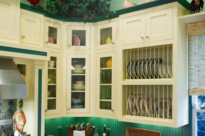 Exempel på ett lantligt kök, med en rustik diskho, luckor med infälld panel, vita skåp, träbänkskiva, grönt stänkskydd och integrerade vitvaror