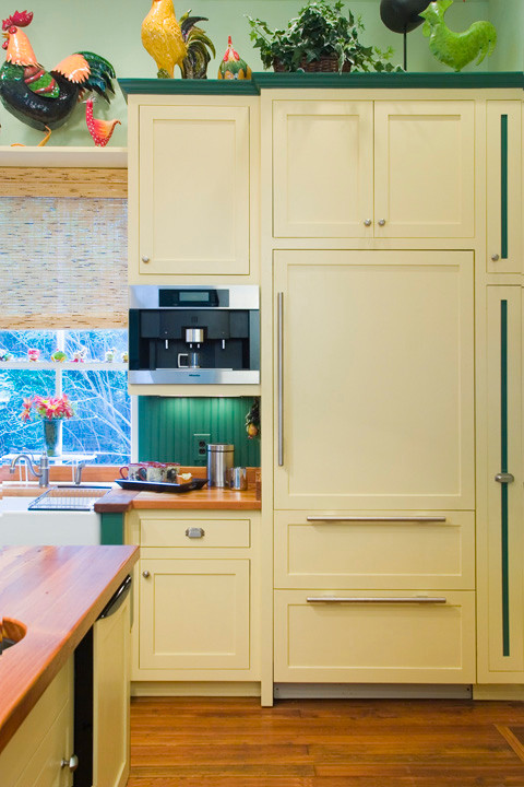 Esempio di una cucina country con lavello stile country, ante con riquadro incassato, ante beige, top in legno, paraspruzzi verde e elettrodomestici da incasso