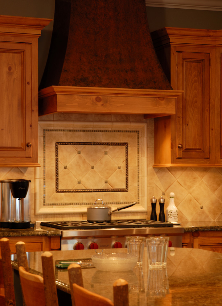 Offene, Große Moderne Küche in L-Form mit profilierten Schrankfronten, hellen Holzschränken, Küchenrückwand in Beige, braunem Holzboden und Kücheninsel in Boston