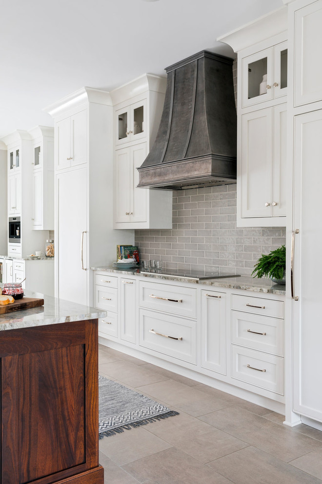 Idéer för att renovera ett stort vintage grå linjärt grått kök och matrum, med en undermonterad diskho, släta luckor, vita skåp, bänkskiva i kvartsit, grått stänkskydd, stänkskydd i keramik, integrerade vitvaror, klinkergolv i porslin, en köksö och grått golv