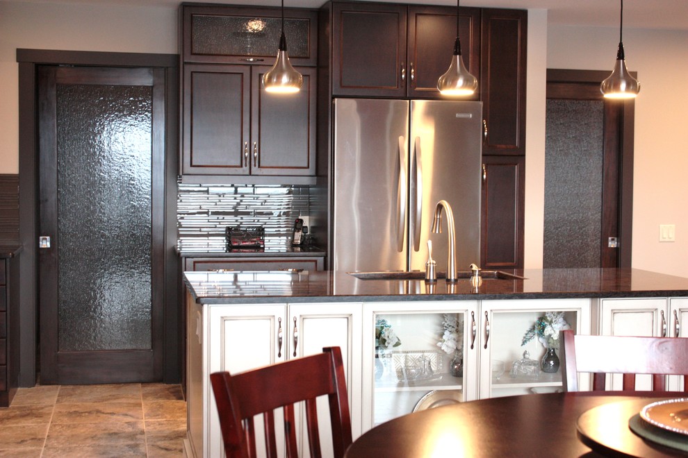 Moderne Wohnküche in U-Form mit Einbauwaschbecken, profilierten Schrankfronten, weißen Schränken, Granit-Arbeitsplatte, Küchenrückwand in Grau, Rückwand aus Glasfliesen, Küchengeräten aus Edelstahl, dunklem Holzboden und Kücheninsel in Sonstige