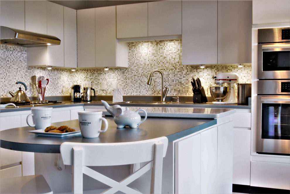 Idee per una cucina contemporanea di medie dimensioni con ante lisce, ante bianche, top in laminato, paraspruzzi con piastrelle a mosaico, elettrodomestici in acciaio inossidabile e top blu