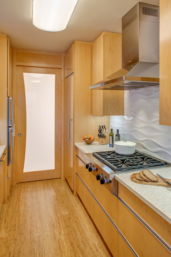 Zweizeilige Moderne Küche ohne Insel mit flächenbündigen Schrankfronten, hellbraunen Holzschränken, Küchenrückwand in Weiß und braunem Holzboden in San Francisco