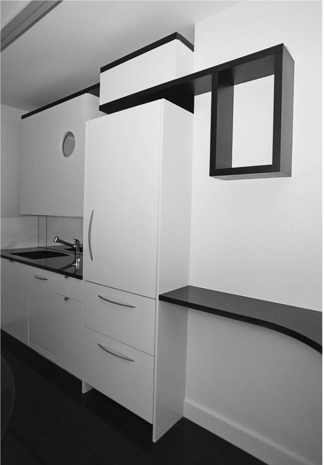 Idéer för ett litet modernt kök, med en undermonterad diskho, släta luckor, vita skåp, granitbänkskiva, glaspanel som stänkskydd, vita vitvaror och linoleumgolv