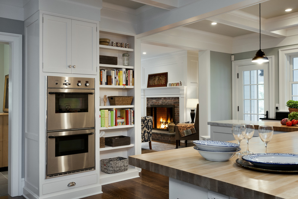 Klassische Wohnküche mit Schrankfronten mit vertiefter Füllung, weißen Schränken, Arbeitsplatte aus Holz und Küchengeräten aus Edelstahl in New York