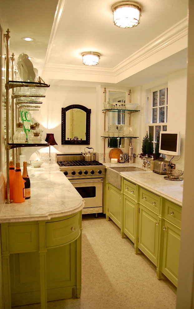 Inredning av ett eklektiskt avskilt, mellanstort u-kök, med en rustik diskho, luckor med profilerade fronter, gröna skåp, marmorbänkskiva, vitt stänkskydd, rostfria vitvaror, marmorgolv och stänkskydd i stenkakel