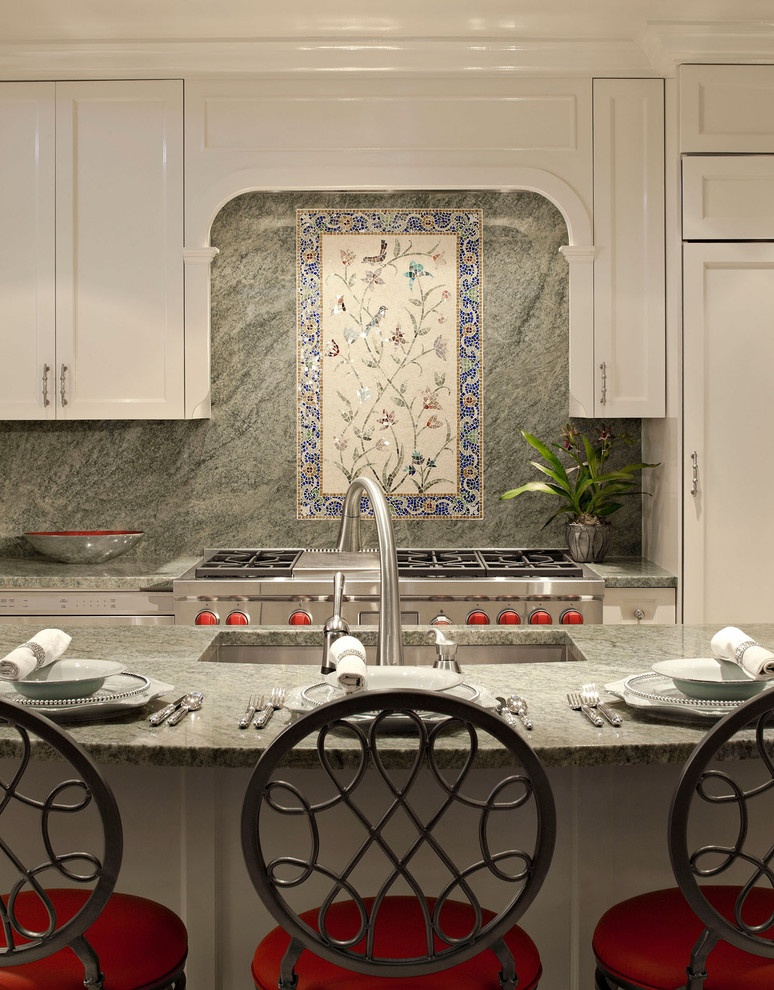 Diseño de cocina tradicional con armarios con paneles empotrados, puertas de armario blancas, salpicadero multicolor y electrodomésticos de acero inoxidable