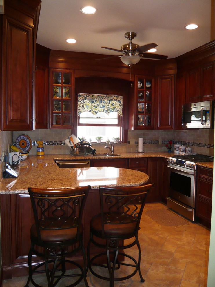Exempel på ett mellanstort klassiskt kök, med en undermonterad diskho, luckor med upphöjd panel, skåp i mörkt trä, granitbänkskiva, beige stänkskydd, stänkskydd i porslinskakel, rostfria vitvaror, klinkergolv i porslin och en halv köksö