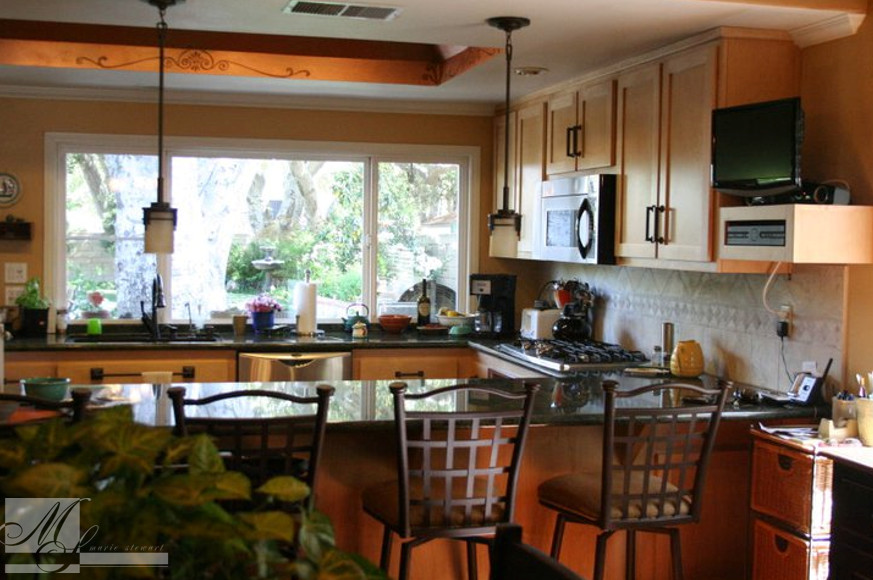 Bild på ett litet vintage grön grönt kök, med en undermonterad diskho, skåp i shakerstil, skåp i ljust trä, granitbänkskiva, beige stänkskydd, stänkskydd i travertin, rostfria vitvaror, brunt golv, mellanmörkt trägolv och en halv köksö