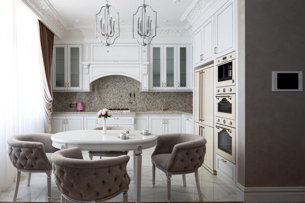 Klassisk inredning av ett mellanstort grå grått kök, med en undermonterad diskho, luckor med profilerade fronter, vita skåp, grått stänkskydd, färgglada vitvaror, klinkergolv i porslin och beiget golv