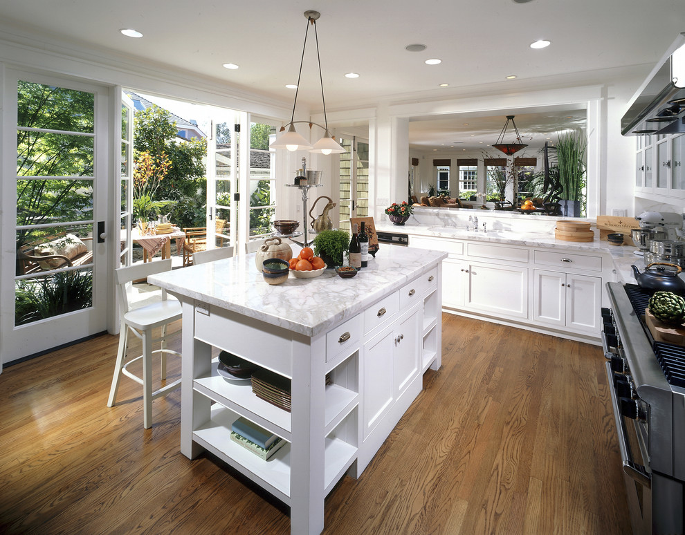 Klassische Küchenbar in L-Form mit Unterbauwaschbecken, Kassettenfronten, weißen Schränken und Küchenrückwand in Weiß in Orange County