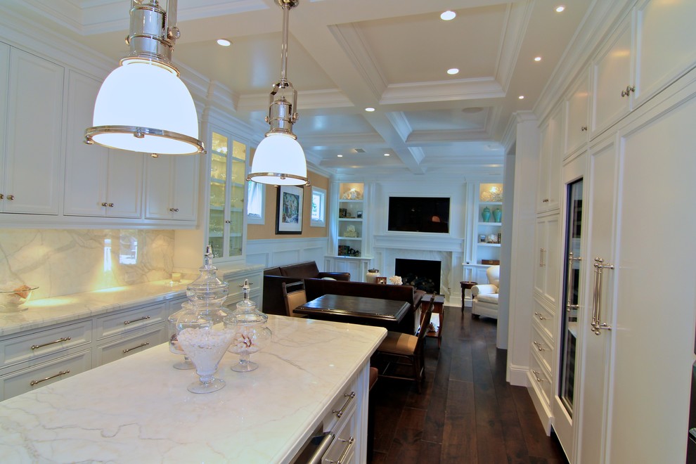 Immagine di una cucina ad ambiente unico chic con ante con riquadro incassato, top in marmo, ante bianche, paraspruzzi bianco e paraspruzzi in lastra di pietra
