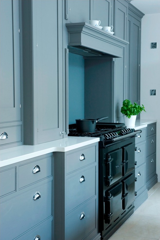 Aménagement d'une cuisine classique avec un placard à porte shaker, des portes de placard grises et un électroménager noir.