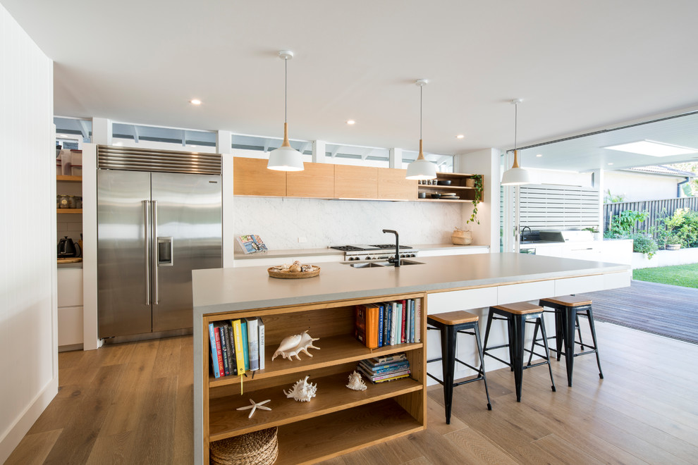 Zweizeilige, Große Moderne Küche mit Vorratsschrank, Unterbauwaschbecken, flächenbündigen Schrankfronten, weißen Schränken, Quarzwerkstein-Arbeitsplatte, Kücheninsel und grauer Arbeitsplatte in Sydney