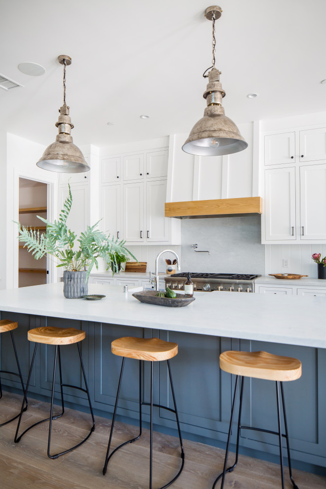 Foto di una cucina country di medie dimensioni con ante in stile shaker, ante grigie, top in marmo, elettrodomestici in acciaio inossidabile e top bianco
