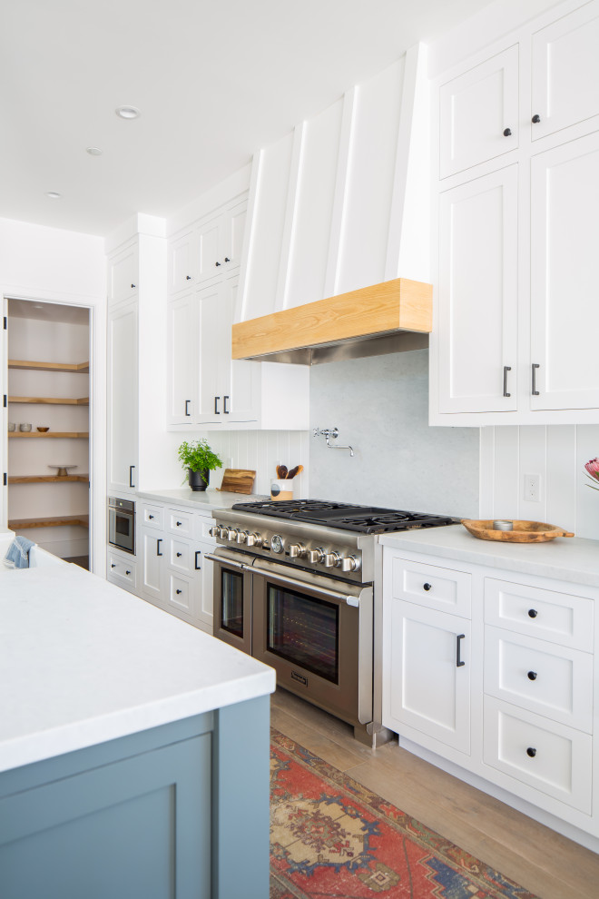 Стильный дизайн: кухня-гостиная среднего размера в стиле кантри с фасадами в стиле шейкер, серыми фасадами, мраморной столешницей, техникой из нержавеющей стали, островом и белой столешницей - последний тренд