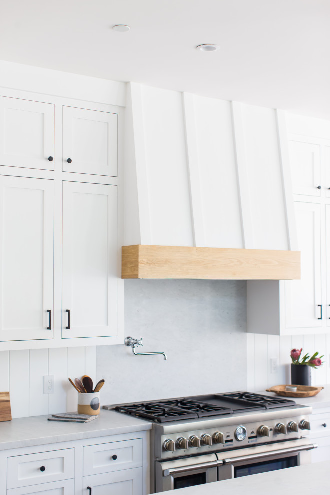 Esempio di una cucina country di medie dimensioni con ante in stile shaker, ante bianche, top in marmo, elettrodomestici in acciaio inossidabile e top bianco