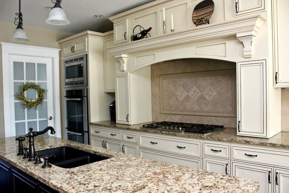Einzeilige, Große Moderne Wohnküche mit Einbauwaschbecken, profilierten Schrankfronten, weißen Schränken, Küchenrückwand in Beige, braunem Holzboden und Kücheninsel in Sonstige