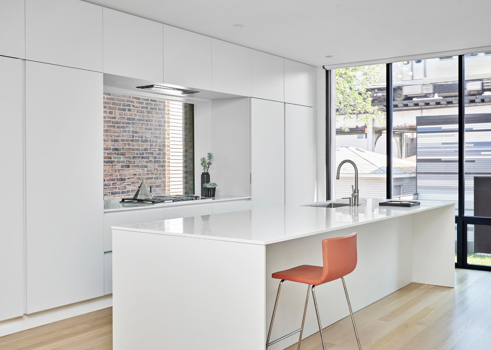 Esempio di una cucina moderna con ante lisce, ante bianche, parquet chiaro, top bianco, lavello sottopiano, paraspruzzi a finestra, elettrodomestici da incasso e pavimento beige