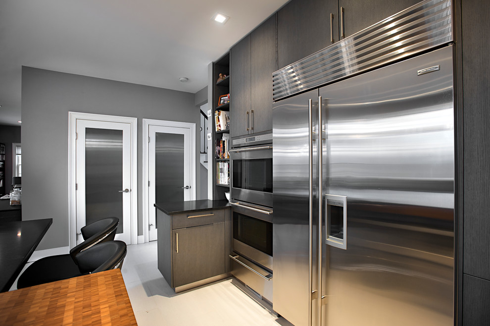 Mittelgroße Klassische Wohnküche in U-Form mit Unterbauwaschbecken, Betonarbeitsplatte, Küchenrückwand in Weiß, Küchengeräten aus Edelstahl und Kücheninsel in New York
