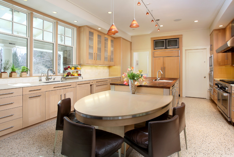 Immagine di una cucina classica con ante in legno chiaro, top in legno, lavello sottopiano, ante in stile shaker, paraspruzzi beige e elettrodomestici in acciaio inossidabile