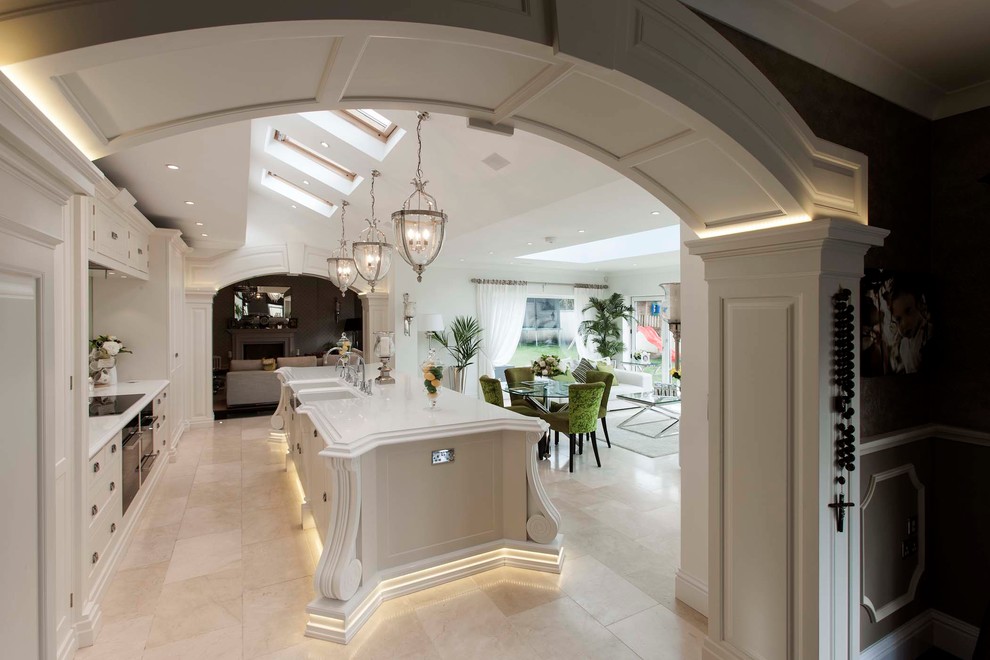 На фото: параллельная кухня-гостиная в классическом стиле с с полувстраиваемой мойкой (с передним бортиком) и белыми фасадами с