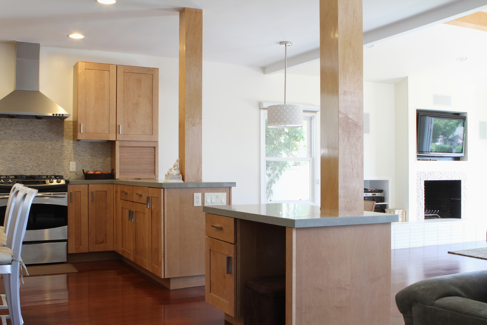 Foto på ett funkis kök med öppen planlösning, med skåp i shakerstil, skåp i ljust trä, bänkskiva i kvarts, grått stänkskydd och rostfria vitvaror