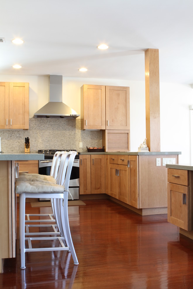 Modern inredning av ett kök, med skåp i shakerstil, skåp i ljust trä, bänkskiva i kvarts, grått stänkskydd, stänkskydd i mosaik och rostfria vitvaror
