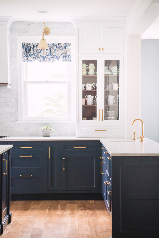Inredning av ett klassiskt stort vit vitt u-kök, med en rustik diskho, skåp i shakerstil, blå skåp, vitt stänkskydd, stänkskydd i marmor, rostfria vitvaror, mellanmörkt trägolv, en köksö och brunt golv