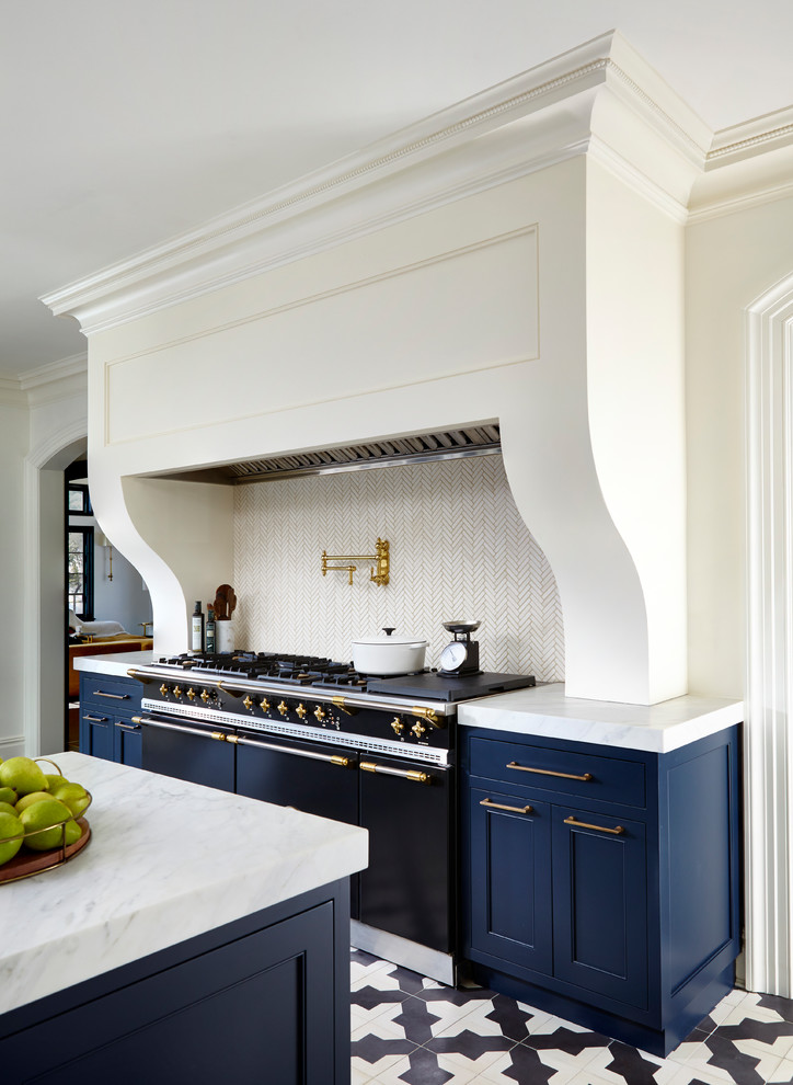 Inspiration för klassiska kök och matrum, med en undermonterad diskho, luckor med profilerade fronter, blå skåp, bänkskiva i kvarts, vitt stänkskydd, stänkskydd i keramik, rostfria vitvaror, klinkergolv i porslin, flera köksöar och flerfärgat golv
