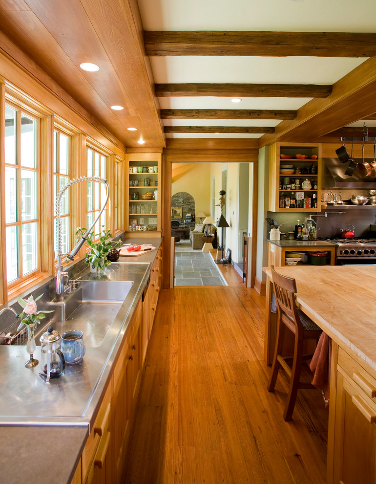 Источник вдохновения для домашнего уюта: кухня в классическом стиле с столешницей из нержавеющей стали, монолитной мойкой и фасадами цвета дерева среднего тона