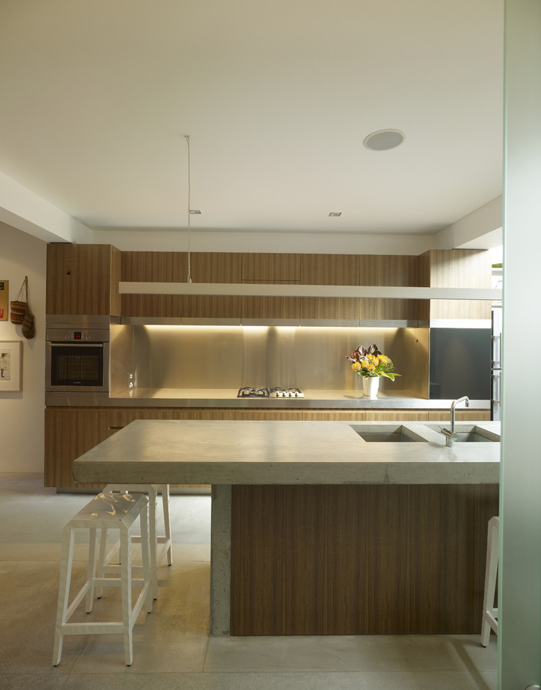 Cette image montre une cuisine minimaliste en bois brun avec un évier 2 bacs et un placard à porte plane.