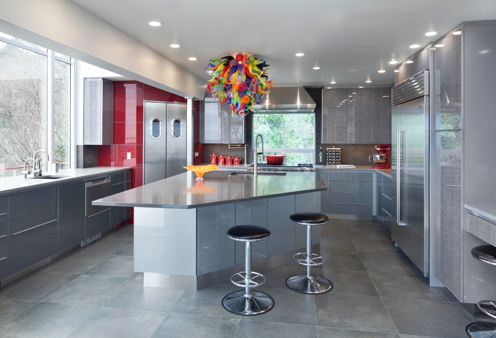 Geschlossene Moderne Küche in U-Form mit flächenbündigen Schrankfronten, grauen Schränken, Küchengeräten aus Edelstahl und Kücheninsel in Portland