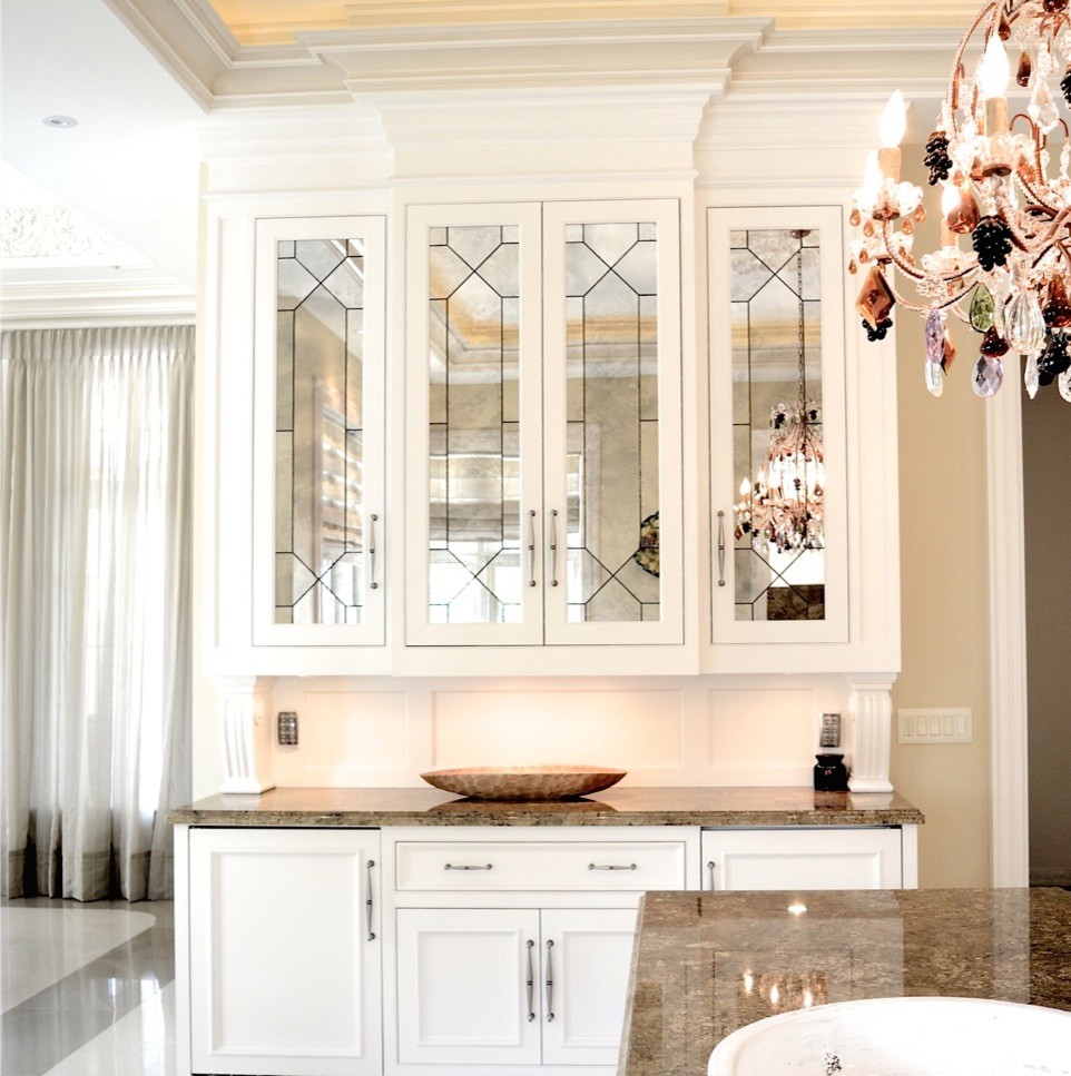 Bild på ett avskilt, mellanstort funkis u-kök, med vita skåp, brunt stänkskydd, marmorgolv, en köksö, en dubbel diskho, luckor med infälld panel, granitbänkskiva, stänkskydd i sten och rostfria vitvaror