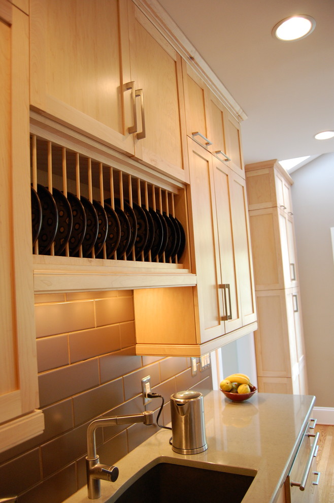 Immagine di una cucina minimal con lavello sottopiano, ante in stile shaker, ante in legno chiaro, top in quarzite, paraspruzzi marrone, paraspruzzi in gres porcellanato e elettrodomestici in acciaio inossidabile