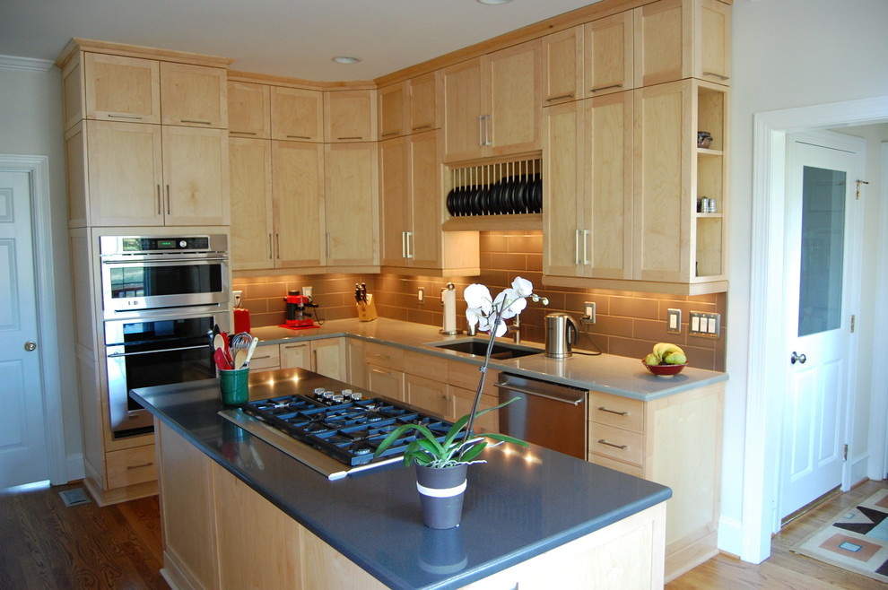 Esempio di una cucina design con lavello sottopiano, ante in stile shaker, ante in legno chiaro, top in quarzite, paraspruzzi marrone, paraspruzzi in gres porcellanato e elettrodomestici in acciaio inossidabile